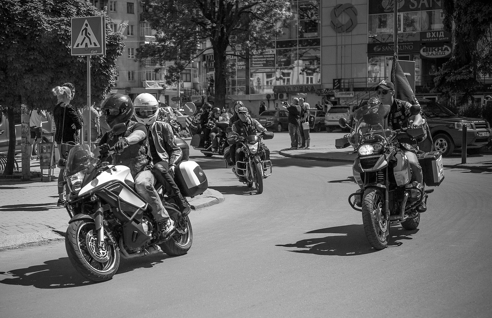 Photo noir et blanc groupe motard roulant